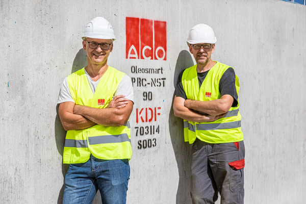 ACO-Service-Mitarbeiter-Baustelle-Helm-Warnweste