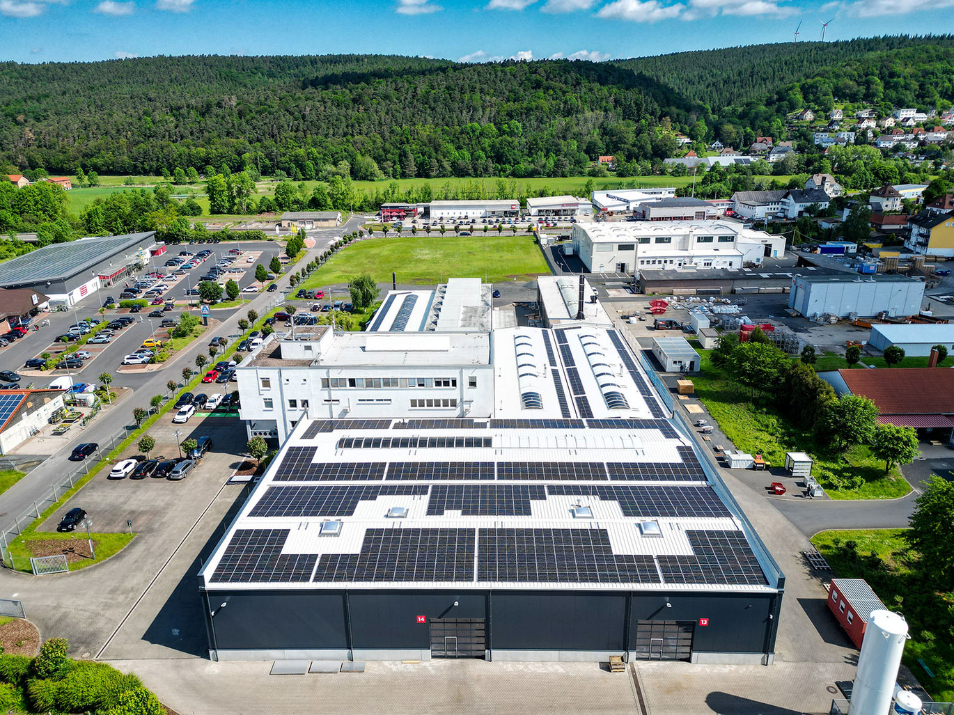 Photovoltaik: Mit einer PV-Anlage deckt ACO Haustechnik einen Großteil des Strombedarfs ab.