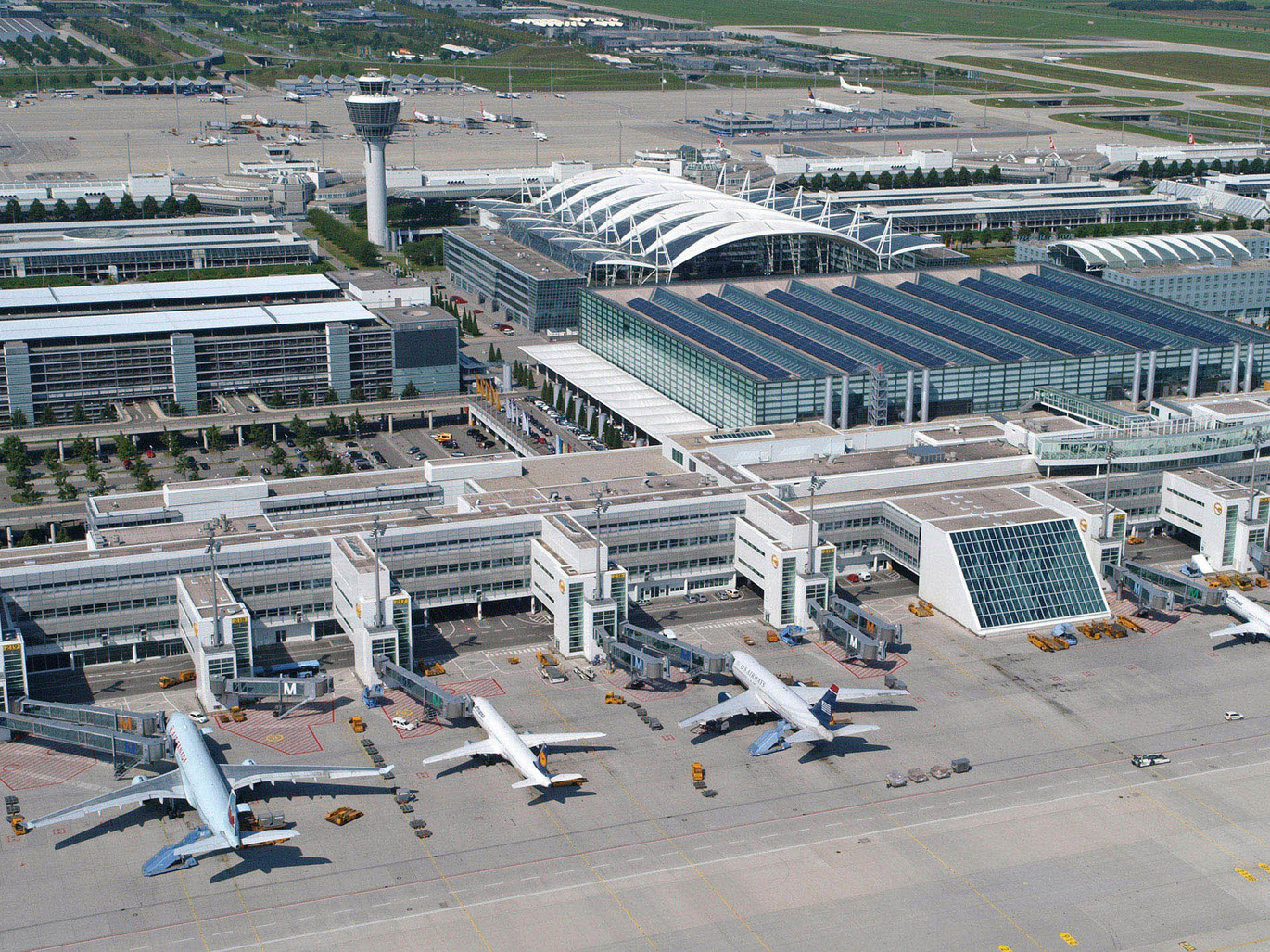 Flughafen-München-Flugzeuge-Blick-auf-Dächer