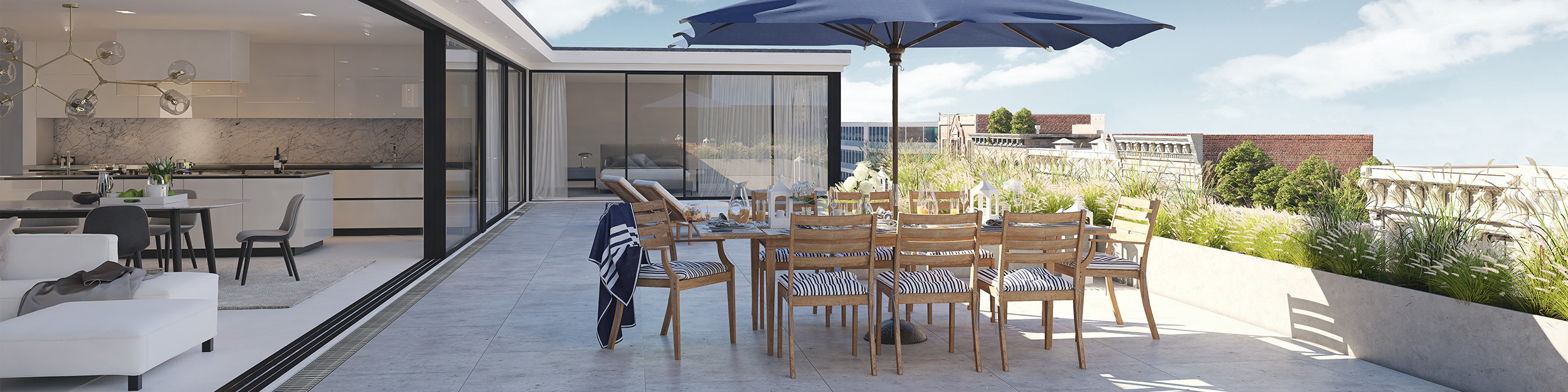 Moderne Dachterrasse mit einem großen Esstisch aus Holz und blauen Stühlen unter einem Sonnenschirm, umgeben von bepflanzten Beeten und einem Ausblick auf umliegende Gebäude. Im Hintergrund eine offene, elegante Küche mit Marmor-Arbeitsfläche